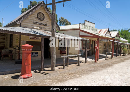 Vecchia città Tailem Pioneer Village, la più grande d Australia pioneer museo del villaggio. Il Post Office con esso red Victorian casella postale nella strada principale a th Foto Stock