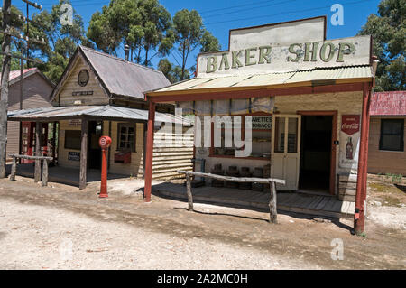 Una panetteria australiana sulla strada principale presso il museo all'aperto nell'Old Tailem Town Pioneer Village, il più grande museo del villaggio dei pionieri dell'Australia nelle vicinanze Foto Stock