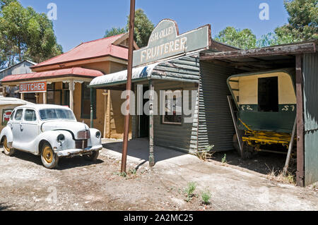 Vecchia città Tailem Pioneer Village, la più grande d Australia pioneer museo del villaggio. La frutta fresca store, uno dei trenta negozi nella strada principale al op Foto Stock