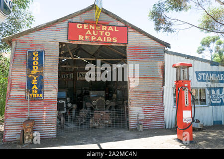 Vecchia città Tailem Pioneer Village, la più grande d Australia pioneer museo del villaggio. Il garage principale per le riparazioni auto nella strada principale a open-air mus Foto Stock