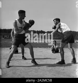 Original-Bildunterschrift: Boxen als Leibesübung ist bei allen Soldaten besonders beliebt, Deutschland 1940er Jahre. Tutti i soldati come il pugilato come sport, Germania 1940s. Foto Stock