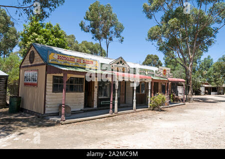 Vecchia città Tailem Pioneer Village, la più grande d Australia pioneer museo del villaggio. Una fila di negozi di abbigliamento e bootmakers nella strada principale a open-ai Foto Stock