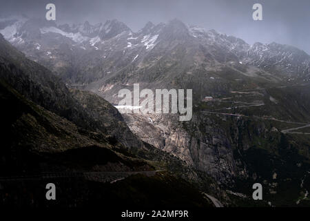 Vista dal Passo del Grimsel verso la ritirata ghiacciaio del Rodano,.Rhonegletscher . è un passo di montagna in Svizzera, attraversando le alpi Bernesi in corrispondenza di un indirizzo Foto Stock