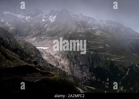 Vista dal Passo del Grimsel verso la ritirata ghiacciaio del Rodano,.Rhonegletscher . è un passo di montagna in Svizzera, attraversando le alpi Bernesi in corrispondenza di un indirizzo Foto Stock