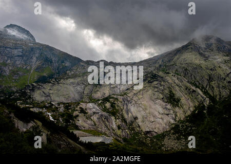 Vista dal Passo del Grimsel sul lato nord, è un passo di montagna in Svizzera, attraversando le alpi Bernesi, ad un'altitudine di 2.164 metri (7.100 ft). Foto Stock
