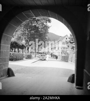 Unterführung in einer Kleinstadt, Deutschland 1930er Jahre. Underbridge in una piccola città, Germania 1930s. Foto Stock