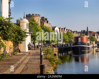 Leith Riva e il vecchio porto di Leith Faro sulla soleggiata una serata estiva Leith città di Edimburgo in Scozia Foto Stock