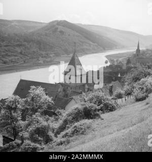 Blick auf die Pfarrkirche zur Unbefelchten Empfängnis Maria in Hirschhorn am Neckar an der Bergstrasse, Deutschland 1930er Jahre. Vista dell Immacolata la Chiesa di Santa Maria a Hirschhorn sul fiume Neckar, Germania 1930s. Foto Stock