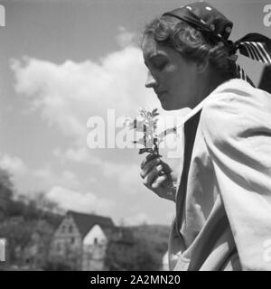 Eine junge Frau im Frühling, Deutschland 1930er Jahre. Una giovane donna in primavera, Germania 1930s. Foto Stock