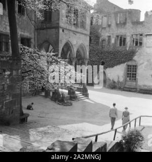 Im Hof vom Schloss in Heidelberg, Deutschland 1930er Jahre. Presso il cortile del castello di Heidelberg, Germania 1930s. Foto Stock