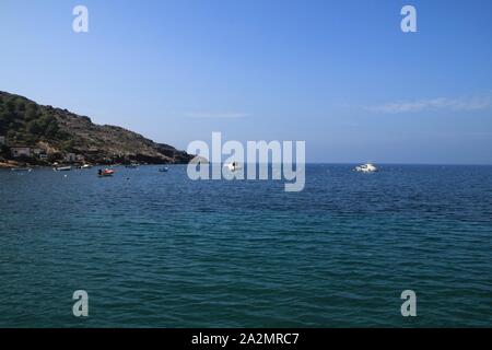 Bellissima spiaggia con barche , scogliere e montagne in La Azohia village a Cartagena, Murcia, Spagna in una giornata di sole Foto Stock