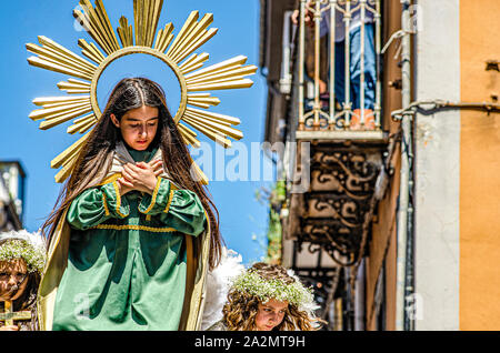 Italia Molise - Campobasso - Le comparse di luoghi e fissato in 12 macchine in legno sfilano in processione dei Misteri di Campobasso, Italia, in occasione della festa del Corpus Domini festa religiosa Foto Stock