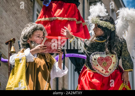 Italia Molise - Campobasso - Le comparse di luoghi e fissato in 12 macchine in legno sfilano in processione dei Misteri di Campobasso, Italia, in occasione della festa del Corpus Domini festa religiosa Foto Stock