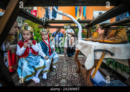 Italia Molise - Campobasso - Le comparse di luoghi e fissato in 12 macchine in legno sfilano in processione dei Misteri di Campobasso, Italia, in occasione della festa del Corpus Domini festa religiosa Foto Stock