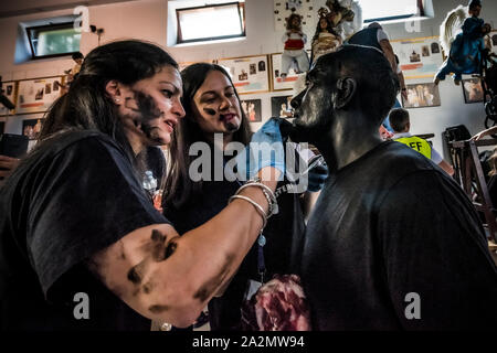 Italia Molise - Campobasso - Le comparse di luoghi e fissato in 12 macchine in legno sfilano in processione dei Misteri di Campobasso, Italia, in occasione della festa del Corpus Domini festa religiosa Foto Stock