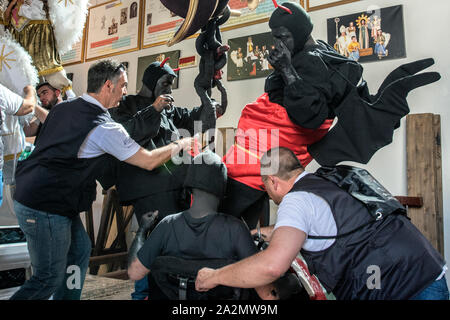 Italia Molise - Campobasso - Le comparse di luoghi e fissato in 12 macchine in legno sfilano in processione dei Misteri di Campobasso, Italia, in occasione della festa del Corpus Domini festa religiosa Foto Stock