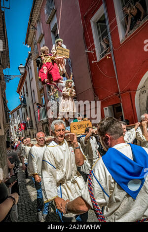 Italia Molise - Campobasso - Le comparse di luoghi e fissato in 12 macchine in legno sfilano in processione dei Misteri di Campobasso, Italia, in occasione della festa del Corpus Domini festa religiosa Foto Stock