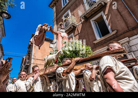 Italia Molise - Campobasso - Le comparse di luoghi e fissato in 12 macchine in legno sfilano in processione dei Misteri di Campobasso, Italia, in occasione della festa del Corpus Domini festa religiosa Foto Stock