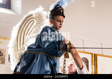 Italia Molise - Campobasso - Le comparse di luoghi e fissato in 12 macchine in legno sfilano in processione dei Misteri di Campobasso, Italia, in occasione della festa del Corpus Domini festa religiosa Foto Stock