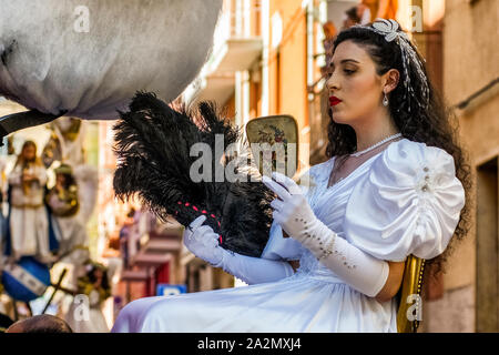 Italia Molise - Campobasso - Le comparse di luoghi e fissato in 12 macchine in legno sfilano in processione dei Misteri di Campobasso, Italia, in occasione della festa del Corpus Domini festa religiosa Foto Stock