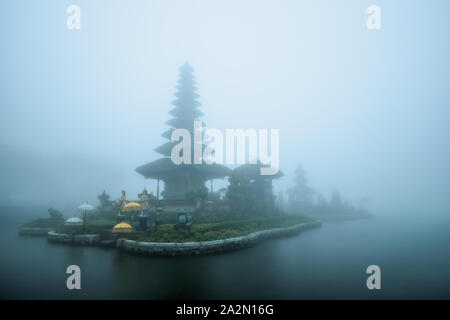 La nebbia meteo a pura Ulun Danu Beratan tempio a Bali Foto Stock