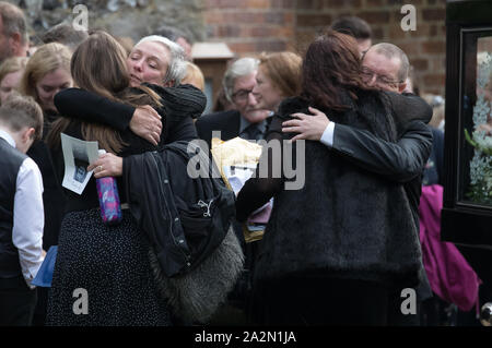 Persone in lutto, compresi i membri della famiglia signorile, al di fuori di San Lorenzo nella chiesa a Wycombe Ovest, Buckinghamshire, dopo il servizio per Libby scudiero. Foto Stock