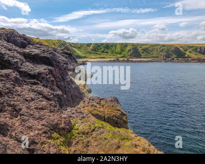 Scottish rocciosa costa del Mare del Nord nella città di Banbury Foto Stock