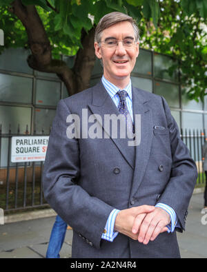 Westminster, Londra, Regno Unito, 03 ott 2019. Giacobbe Rees-Mogg, leader della House of Commons, conservatori MP, chat a un passante da vicino le Case del Parlamento europeo a Londra. Credito: Imageplotter/Alamy Live News Foto Stock