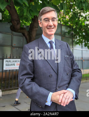 Westminster, Londra, Regno Unito, 03 ott 2019. Giacobbe Rees-Mogg, leader della House of Commons, conservatori MP, chat a un passante da vicino le Case del Parlamento europeo a Londra. Credito: Imageplotter/Alamy Live News Foto Stock