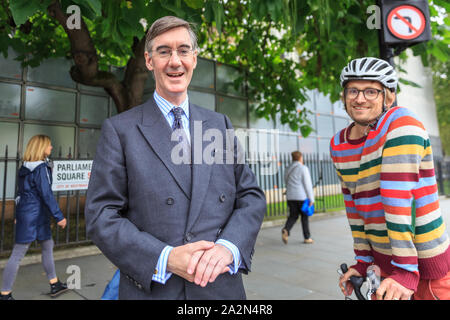 Westminster, Londra, Regno Unito, 03 ott 2019. Giacobbe Rees-Mogg, leader della House of Commons, conservatori MP, chat a un passante da vicino le Case del Parlamento europeo a Londra. Credito: Imageplotter/Alamy Live News Foto Stock