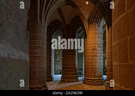 Grande pilastro hall. Uno dei più riconoscibili monumenti francesi, visitato da 3 milioni di persone all'anno, Mont Saint Michel e la sua baia sono sulla lista di wor Foto Stock