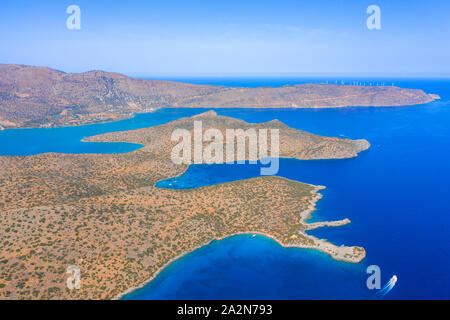 Vista panoramica aerea del golfo di Elounda con il famoso villaggio di Elounda e l'isola di Spinalonga, Creta, Grecia Foto Stock