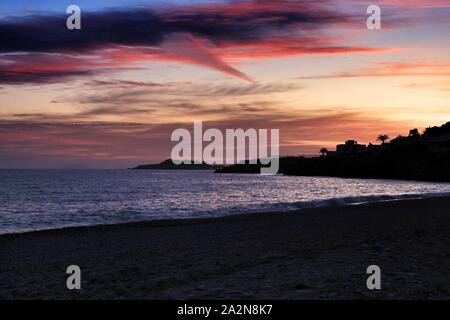 Bel Tramonto sulla spiaggia di Isla Plana, Cartagena, Murcia, Spagna. Foto Stock