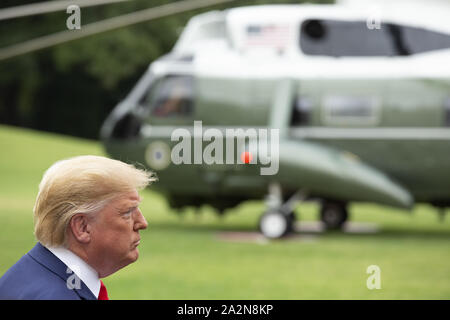 Washington, Distretto di Columbia, Stati Uniti d'America. 3° Ott, 2019. Il Presidente degli Stati Uniti, Trump si diparte la Casa Bianca di Washington, DC, Stati Uniti per consegnare commento su Medicare in Florida il 3 ottobre 2019. Credito: Stefani Reynolds/CNP/ZUMA filo/Alamy Live News Foto Stock