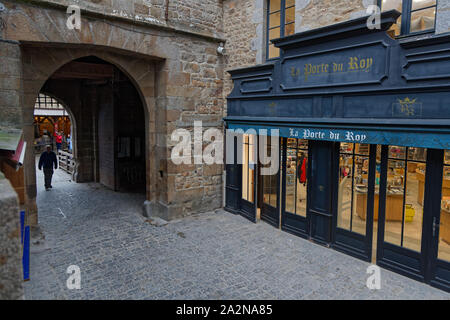 MONT ST MICHEL, Francia, settembre 28, 2019 : In piccole strade di Monte. Mont Saint Michel e la sua baia sono sulla lista del Patrimonio Mondiale dell'Umanità. Foto Stock