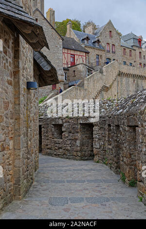 MONT ST MICHEL, Francia, settembre 28, 2019 : In piccole strade di Monte. Mont Saint Michel e la sua baia sono sulla lista del Patrimonio Mondiale dell'Umanità. Foto Stock