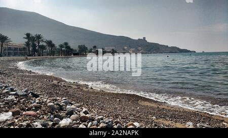 Bellissima spiaggia con barche , scogliere e montagne in La Azohia village a Cartagena, Murcia, Spagna in una giornata di sole Foto Stock