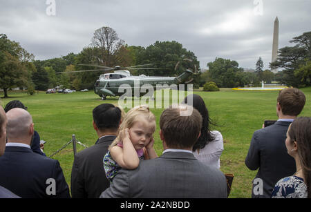 Washington, Stati Uniti. 03 ott 2019. Gli ospiti osservano Marine un decollo con il presidente Donald Trump alla Casa Bianca di Washington, DC il giovedì, 3 ottobre 2019. Presidente trump è di fornire osservazioni e a firmare un ordine esecutivo di proteggere e migliorare Medicare per la nostra nazione per gli anziani. Foto di Tasos Katopodis/UPI Credito: UPI/Alamy Live News Foto Stock