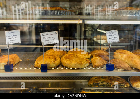 Visualizzazione di pasties in cibo caldo armadio del cafe, Bristol, Regno Unito Foto Stock