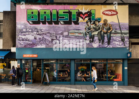 Graffiti murale di graffit artista tatistiche Cru in Bristol, Regno Unito Foto Stock