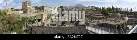 Vista panoramica di Ercolano le antiche rovine romane. Questo ia un sito Patrimonio Mondiale dell'UNESCO. Sullo sfondo il vulcano Vesuvio.Foto con n. di persone Foto Stock