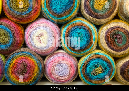 Palle impilate di lana in negozio, St Nicholas Market, Bristol, Regno Unito Foto Stock