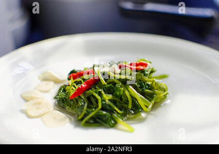 Mescolare acqua fritto spinaci, piatto indonesiano Foto Stock