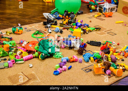 Giocattoli per bambini sul tappeto. Bardak nella camera per bambini. Foto Stock