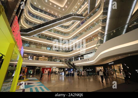 (191003) -- PECHINO, Ottobre 3, 2019 (Xinhua) -- Foto scattata il 2 ottobre, 2019 mostra il Times Square in Causeway Bay di Hong Kong, Cina del sud. (Xinhua/Lu Ye) Foto Stock