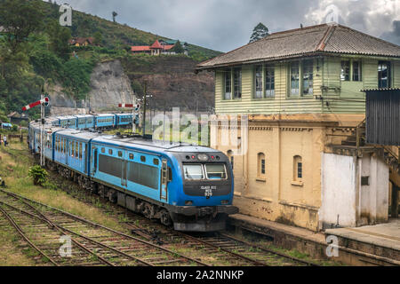 Un passeggero treno parte Nanu Oya Station su un giorno di tempesta nella provincia centrale di Sri Lanka. Foto Stock