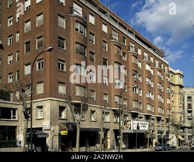 EDIFICIO DEL CINE AMAYA EN LA CALLE GENERAL MARTINEZ CAMPOS NUMERO 9 CONVERIDO EN TEATRO desde el año 2003. Posizione: CINE AMAYA. Spagna. Foto Stock