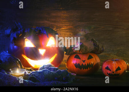 Zucche di Halloween su una tavola di legno di notte. Halloween. Foto Stock