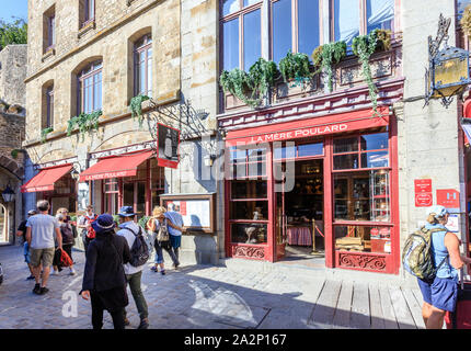 Francia, Manche, baia di Mont Saint Michel, classificato come patrimonio mondiale dall UNESCO, il Mont Saint Michel, La Mere Poulard ristorante // Francia, Manche (50), Foto Stock