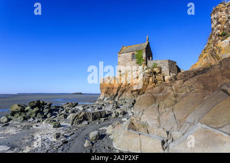 Francia, Manche, baia di Mont Saint Michel, classificato come patrimonio mondiale dall UNESCO, il Mont Saint Michel e Saint Aubert cappella ai piedi del Mont Saint Michel Foto Stock